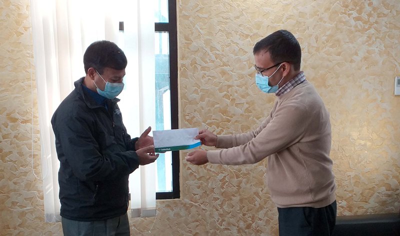 सानिमा बैंकद्धारा औषधी उपचार बीमा दाबी रकम भुक्तानी