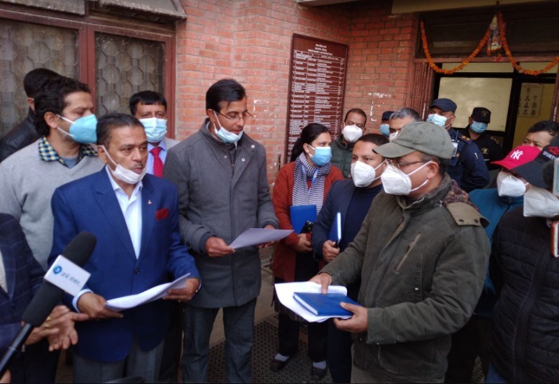 ब्रोकर कमिशन ०.२५ प्रतिशत कायम गर्न माग गर्दै लगानीकर्ताले बोर्डमा बुझाए ज्ञापन पत्र