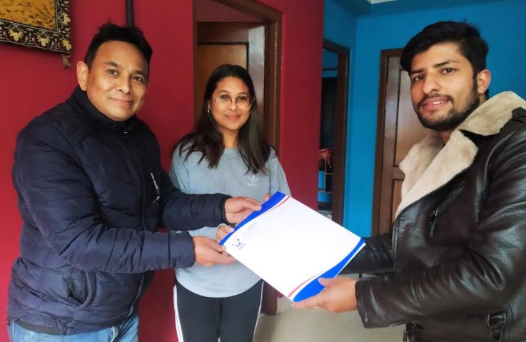 छोरीको जन्मदिनमा १० लाखको बीमा पोलिसी उपहार