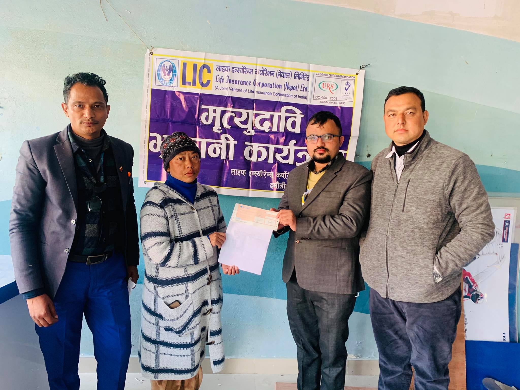 एलआईसी नेपालबाट लालचनको परिवारले पाए ६९ लाख मृत्यु दावी भुक्तानी
