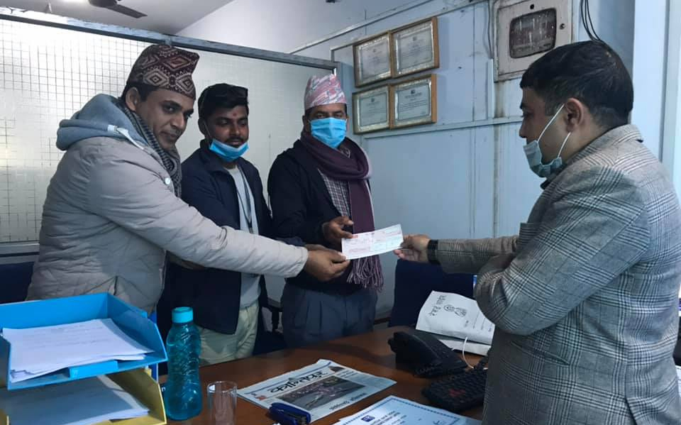 अभिभावक गुमाएका राजु पौडेलले पाए तीन लाख रुपैयाँ