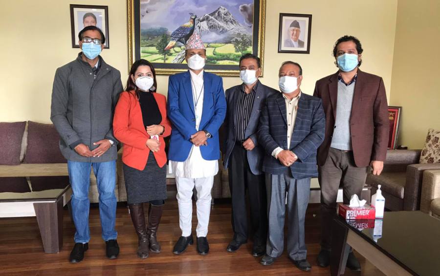 ज्ञापनपत्र बोकेर राष्ट्र बैंक पुगे लगानीकर्ता, शेयर कर्जामा कडाई नगर्न चेतावनी