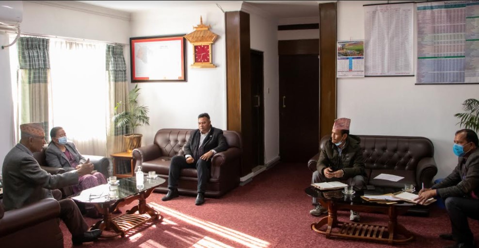 अर्थमन्त्री पौडेलद्वारा स्थानीय तहमा पूँजीगत खर्च बढाउने वातावरण तयार पार्न नगरपालिका संघ र गाउँपालिका महासंघलाई आग्रह