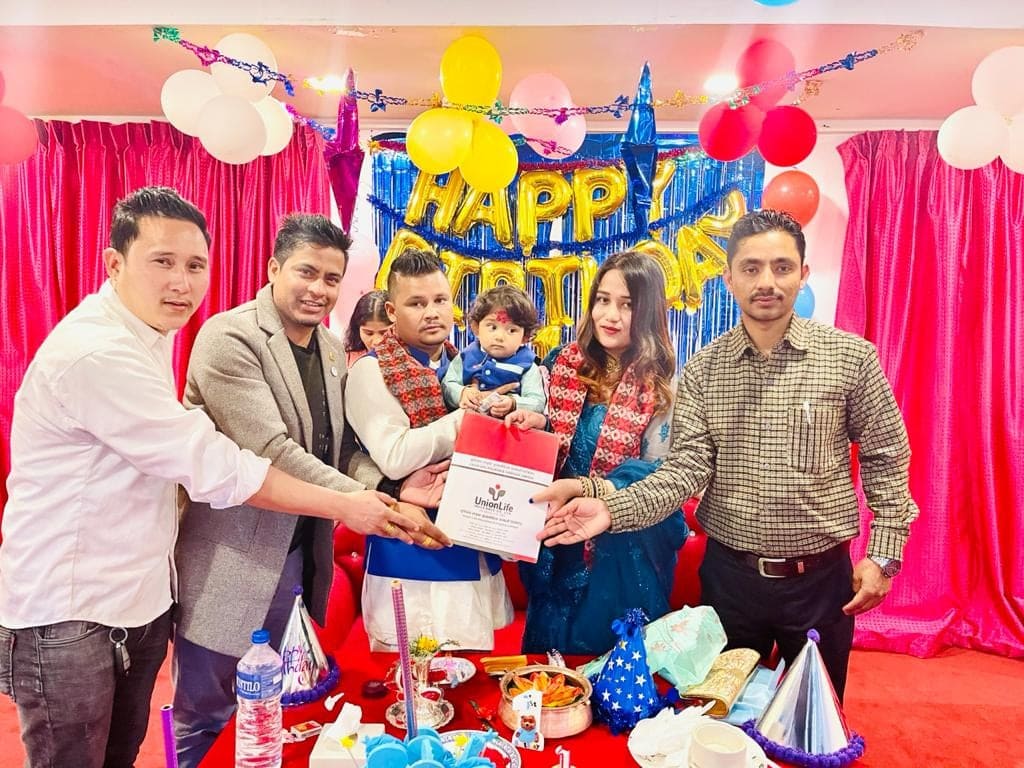 छोराको जन्मदिनमा बिरेन्द्र बुढाको दम्पत्तीले दिए २५ लाख रुपैयाँको बीमा पोलिसी उपहार
