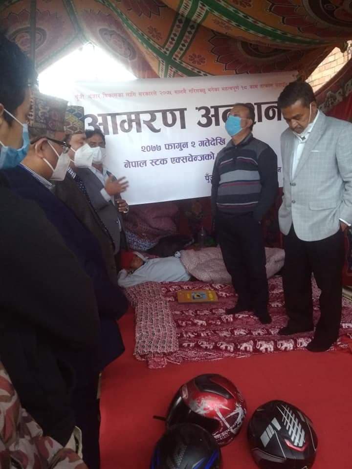 शेयर लगानीकर्ता तिलक कोइरालाले तोडे आमरण अनसन