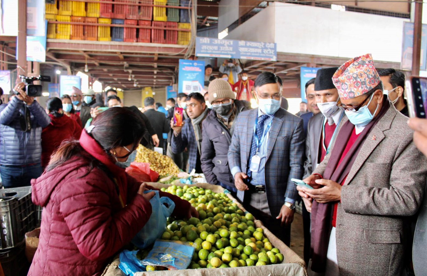 तिनकुनेको कृषि बजारमा माछापुच्छ्रे बैंकको क्युआर कोड सेवा संचालन