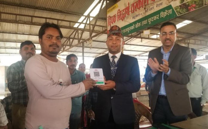 भैरहवा कान्छी बजारको तरकारी तथा फलफूल बजारमा नबिल बैंकको क्यूआर भुक्तानी सेवा सुरु