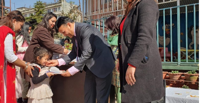 नेको इन्स्योरेन्सद्धारा श्रमिक बालबालिकालाई स्टेशनरी साम्रगी हस्तान्तरण