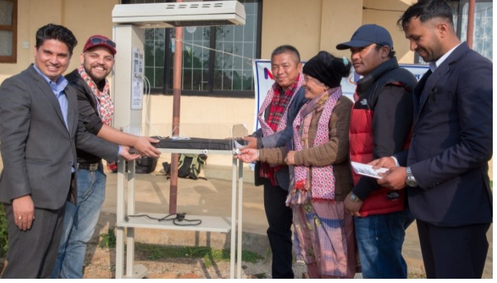 ज्योति विकास बैंकले वितरण गर्यो सामरी स्वास्थ्य चौकीलाई एक थान बेबी वार्मर