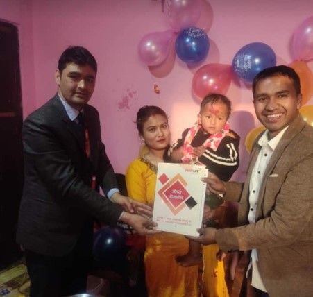 छोराको जन्मदिनमा २० लाखको बीमा पोलिसी उपहार