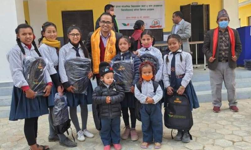 लक्ष्मी लघुवित्तद्धारा बिपन्न बालबालिकालाई शैक्षिक सामग्री वितरण