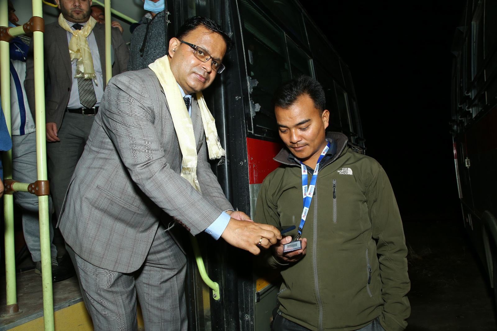 गागलफेदी यातायातमा मेगा बैंकको क्यूआर कोडबाट ‘मोटर भाडा’ भुक्तानी गर्न सकिने