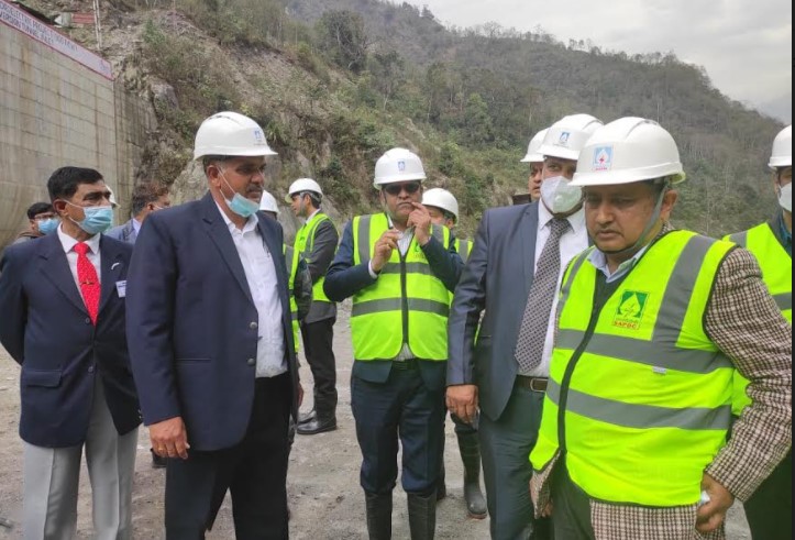 सरकारी उच्चस्तरीय टोलीद्वारा अरुण–३ जलविद्युत परियोजना निरीक्षण