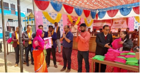 महालक्ष्मी विकास बैंकद्धारा दुर्गा माध्यामिक विद्यालयमा अध्यनरत विधार्थीलाई पोशाक वितरण