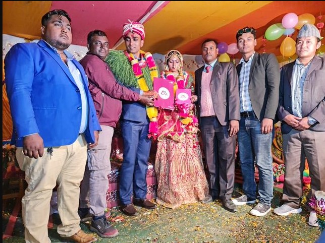 नवविवाहित जोडीलाई बीमा पोलिसी उपहार