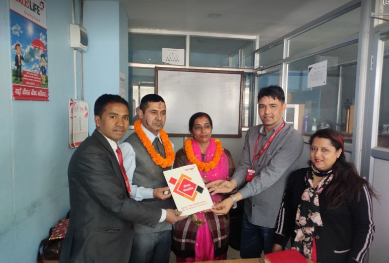 बैवाहिक बर्षगाँठमा २० लाखको पोलिसी उपहार