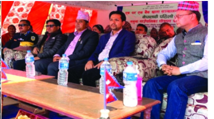 हिमालयन बैंकद्धारा विद्यालयलाई शैक्षिक सामग्री वितरण