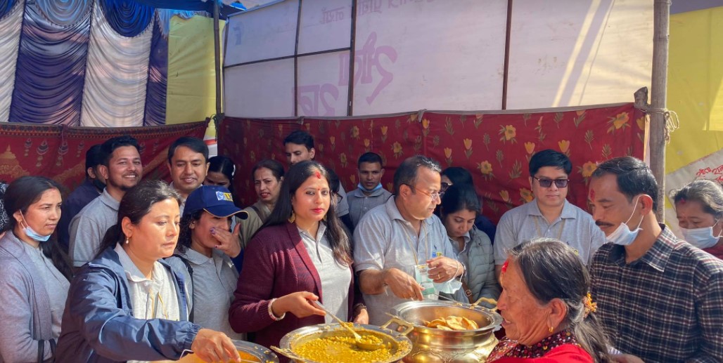 एलआईसी नेपालले महाशिवरात्रीको उपलक्ष्यमा निःशुल्क भोजन तथा पानी वितरण