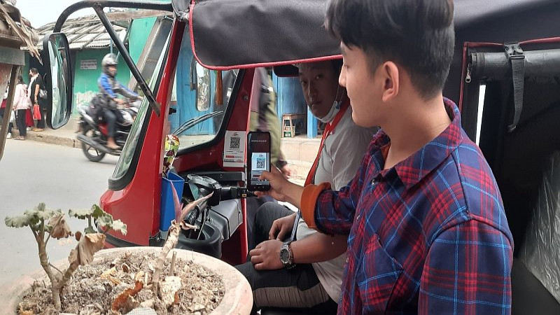 अटो रिक्सामा मुक्तिनाथ विकास बैंकको क्यूआर कोड सुविधा