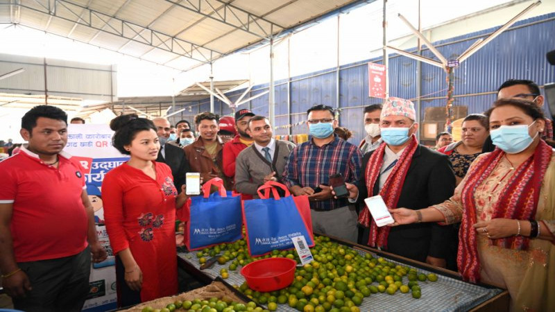 जोरपाटीको तरकारी बजारमा मेगा बैंकले शुरु गर्‍यो क्यूआर कोड सेवा
