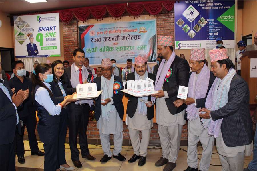 अटो व्यवसायीलाई कामना सेवा विकास बैंकद्धारा क्युआर कोड वितरण