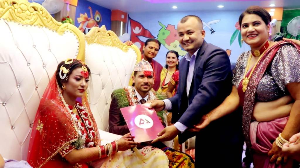 भेनाद्धारा सालीलाई बिबाहमा दश लाखको बीमा पोलीसी हस्तान्तरण