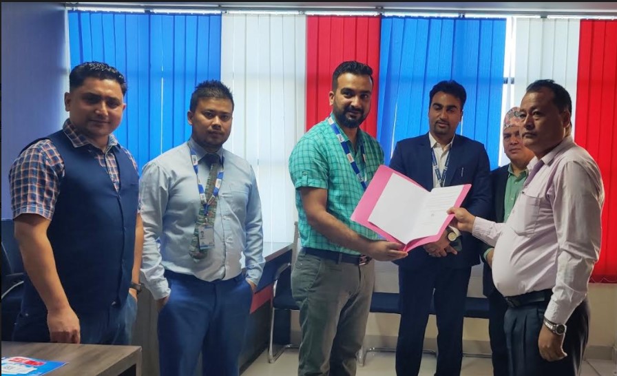 मेगा बैंकको क्यूआर कोड सेवाले धनगढीका रिक्सा चालक हर्षित