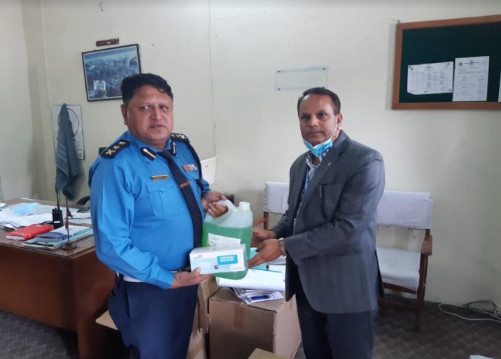 सानिमा जनरल इन्स्योरेन्सद्धारा ट्राफिक प्रहरीलाई माक्स तथा सेनिटाइजर हस्तान्तरण