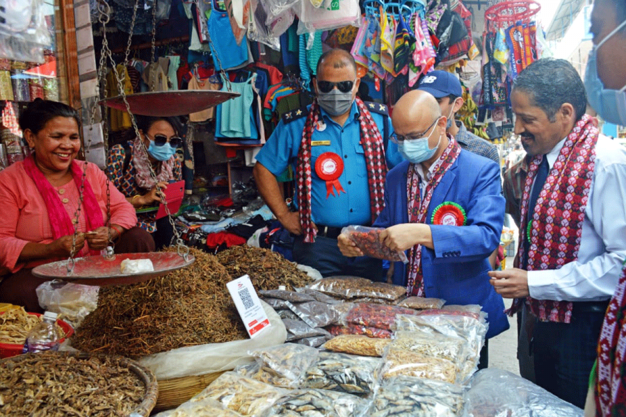 एनआईसी एशिया बैंकद्धारा धरानको सब्जीमण्डी पसलमा क्युआर कोड वितरण