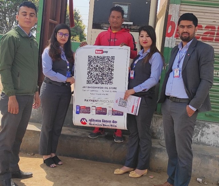 मुक्तिनाथ विकास बैंकद्धारा तेल स्टोरलाई क्यूआर कोड हस्तान्तरण