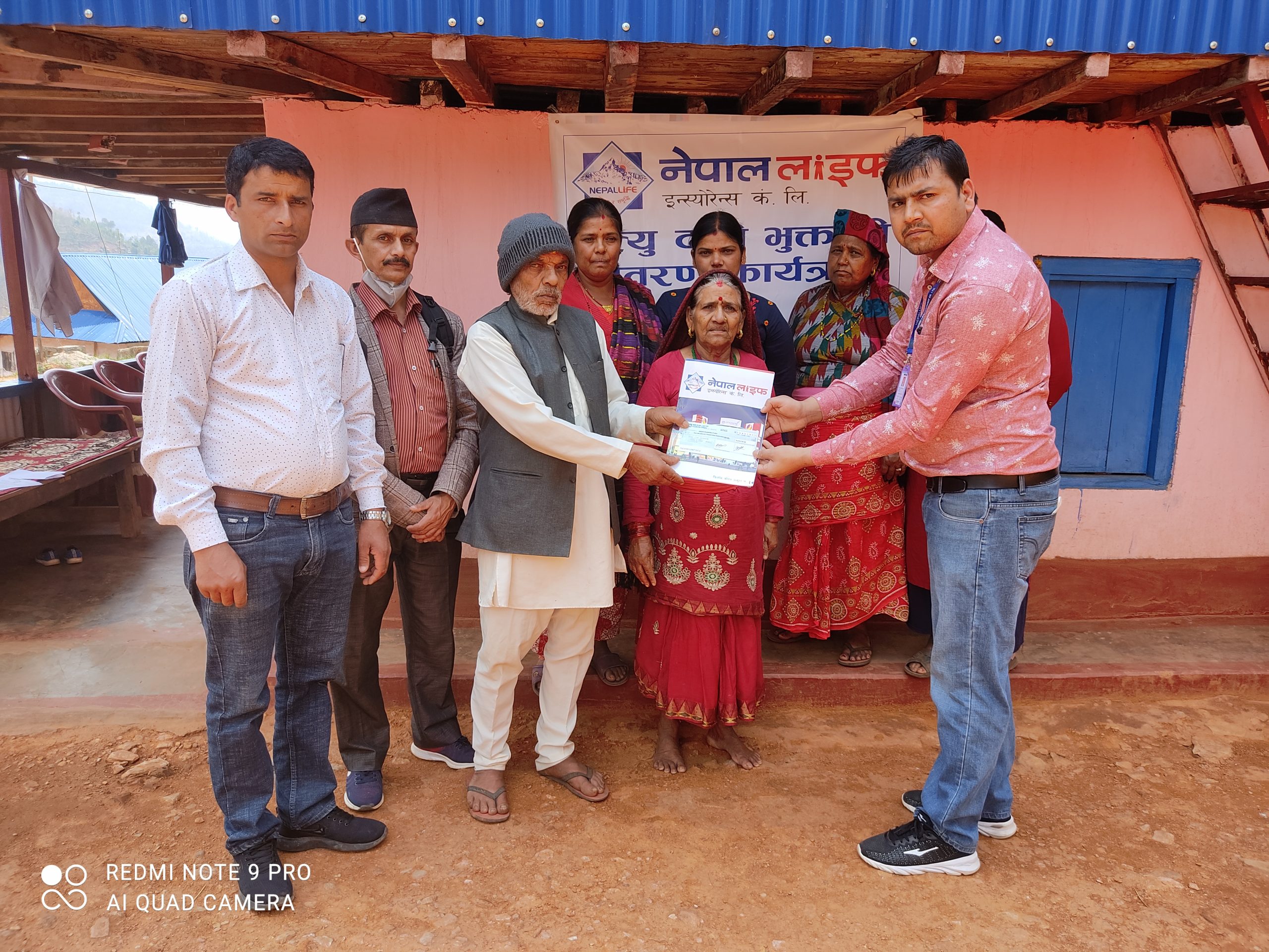 नेपाल लाइफद्धारा मृतकको परिवारलाई ११ लाख ९५ हजार रुपैयाँ मृत्यु दाबी भुक्तानी