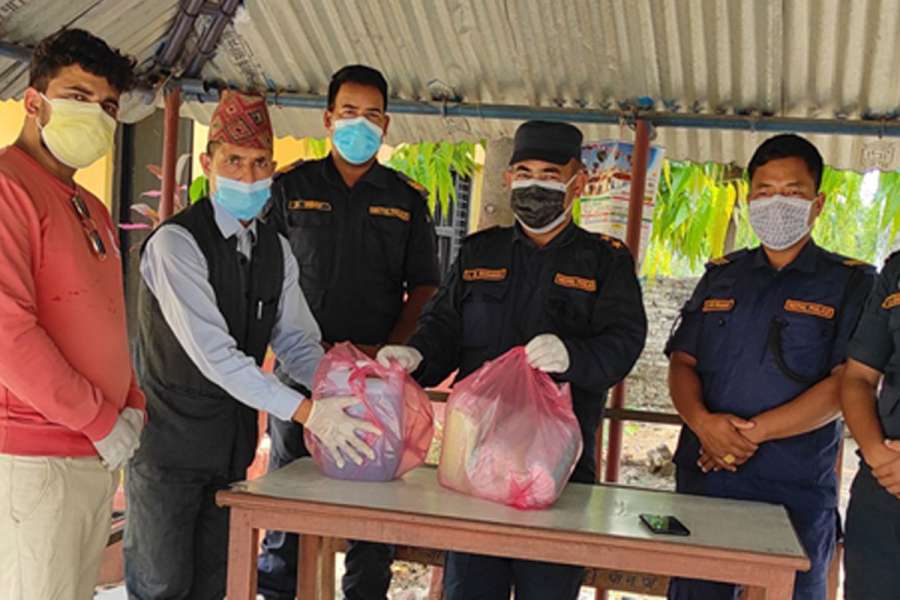 ग्लोबल आइएमई लघुवित्तद्धारा प्रहरीलाई मास्क र स्यानिटाइजर वितरण