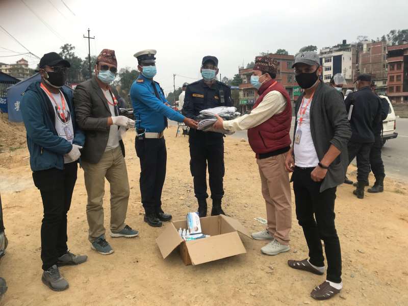 मिर्मिरे लघुवित्तले प्रहरीलाई सहयोग गर्यो स्वास्थ्य सामग्री