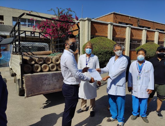 नेपाली युवा उद्यमी मञ्च वीर र शिक्षण अस्पताललाई अक्सिजन सिलिन्डर प्रदान
