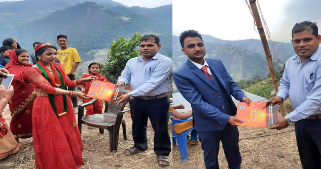 बीमा क्षेत्र उदाहरणीय बन्दै,नवविवाहित जोडीले लिए बीमा पोलिसी