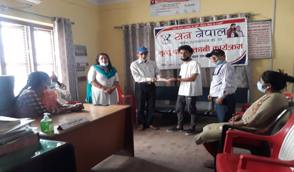 सन नेपाल लाइफद्धारा मृतकको परिवारलाई बीमा रकम हस्तान्तरण