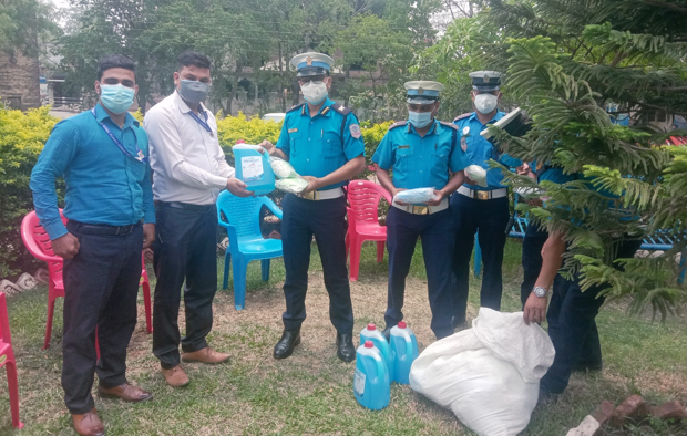 जनरल इन्स्योरेन्सद्वारा लुम्बिनी प्रदेश ट्राफिक प्रहरीलाई मास्क तथा सेनिटाईजर हस्तान्तरण