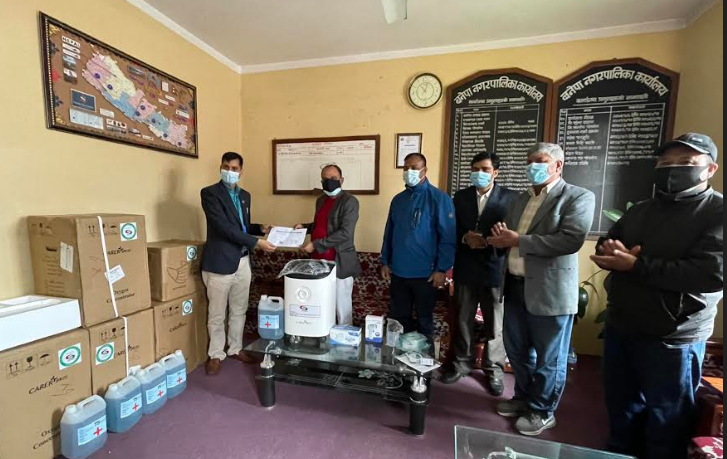 समता घरेलु लघुवित्तद्धारा बनेपा नगरपालिकालाई स्वास्थ्य सामाग्री सहयोग