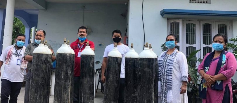 फरवार्ड माइक्रोफाइनान्सद्धारा अस्पताललाई अक्सिजन सिलिन्डर सहयोग