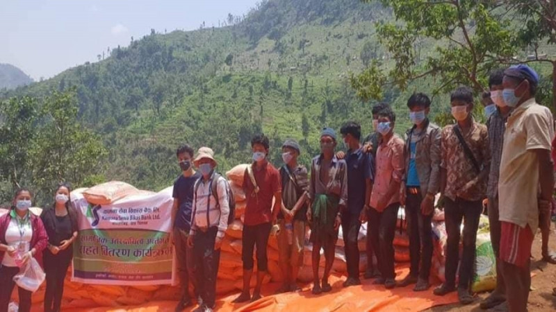 कामना सेवा विकास बैंकद्वारा चेपाङ समुदायलाई खाद्यान्न सहयोग