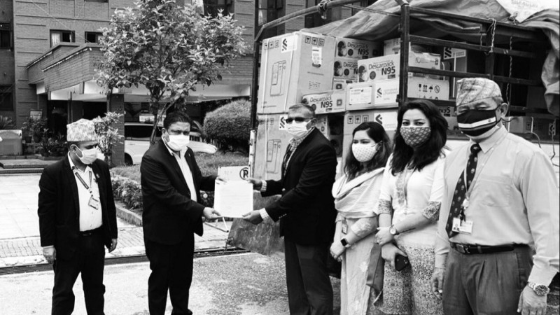 स्ट्यान्डर्ड चार्टर्ड बैंकद्धारा स्वास्थ्य उपकरण हस्तान्तरण