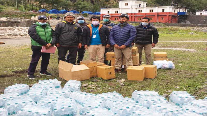 एनएमबि बैंकले गर्यो मनाङका बाढी प्रभावितलाई राहत वितरण