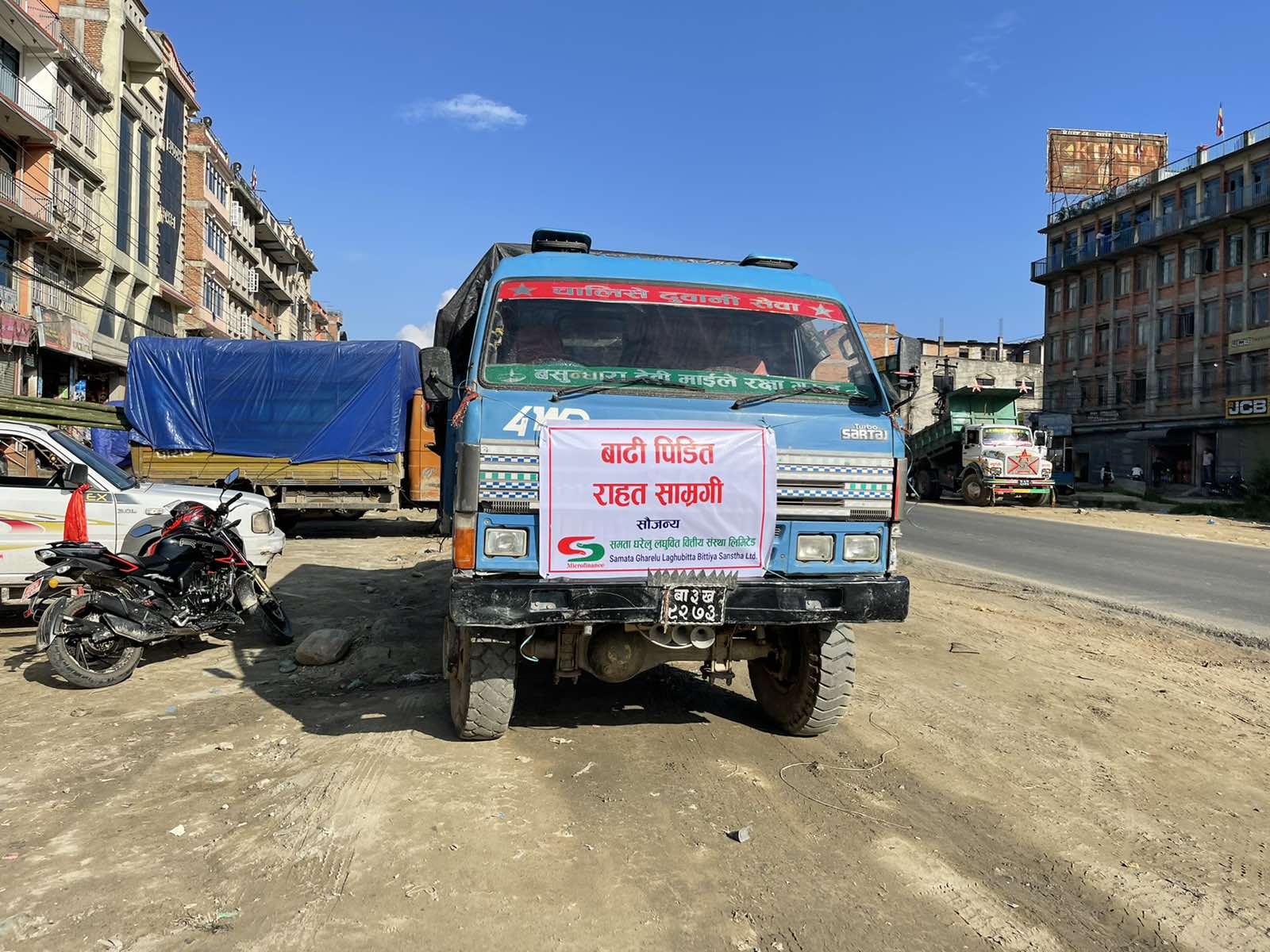 समता घरेलु लघुवित्तद्धारा हेलम्बु बाढि पीडितलाई राहत सामाग्री हस्तान्तरण