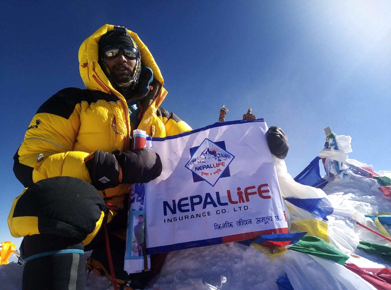सर्वोच्च शिखर सगरमाथामा नेपाल लाइफको झण्डा, अभिकर्ताको तर्फबाट पहिलो पटक युवराज धितालको सफल आरोहण