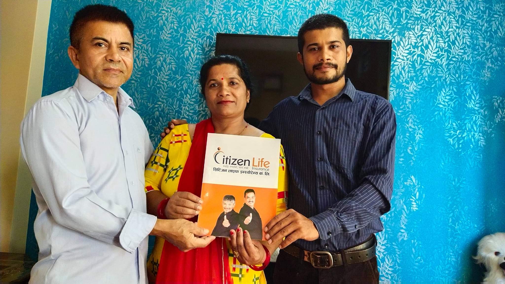बीमा क्षेत्रमा नविनतम भित्रदै, दिपकले आमा-बुबालाई दिए जन्मोत्सवमा बीमा पोलीसी उपहार