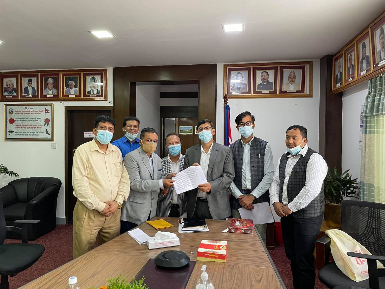 अर्थमन्त्री शर्मासँग दुई लगानीकर्ता संघको भेट, लगानीकर्ता हितको लागि राखे ७ बुँदे माग