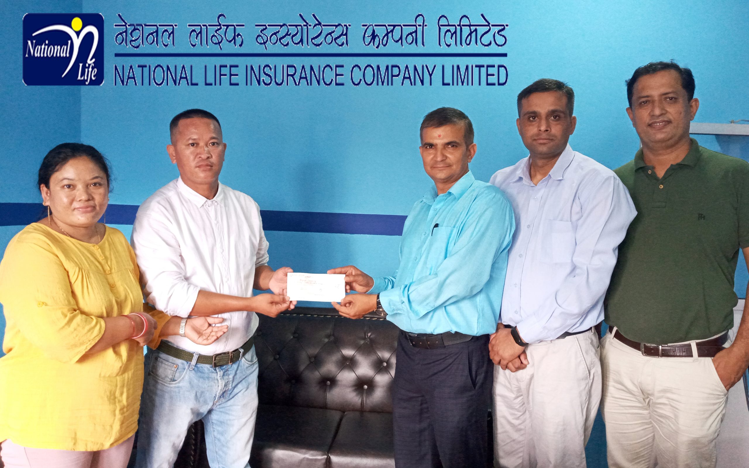 नेशनल लाईफद्धारा घातक रोग बापतको २० लाख रुपैयाँ हस्तान्तरण