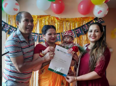 भतिजोको अन्न प्राशनमा बाँस्कोटाको दम्पत्तीले दिए १५ लाखको बीमा पोलिसी उपहार