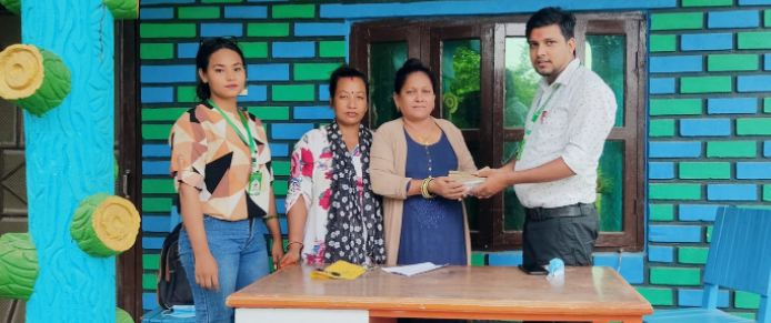 स्वरोजगार लघुवित्तद्वारा बीमा वापतको ४ लाख ९५ हजार रुपैयाँ रकम हस्तान्तरण