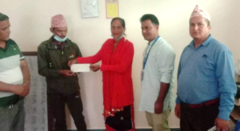 सन नेपाल लाइफद्धारा तीन लाख १२ हजार रुपैयाँ बीमा दाबी भुक्तानी